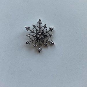 Sterling silver 925 snowflake pendant with diamond chip